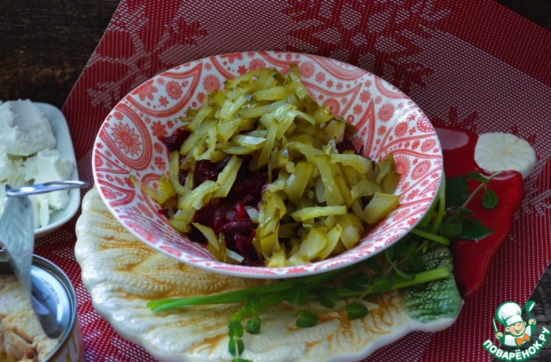 Свекольный салат с тунцом и фетой
