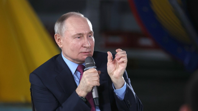 Путин поручил включить объекты общепита в программы по развитию туризма 