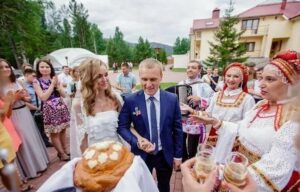 Каравай на свадьбе: слова напутствия