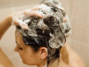 Можно ли мыть голову гелем для душа? Разрушаем мифы о косметике