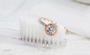 Как ухаживать за пусетами с бриллиантами, чтобы навсегда сохранить их первозданный блеск