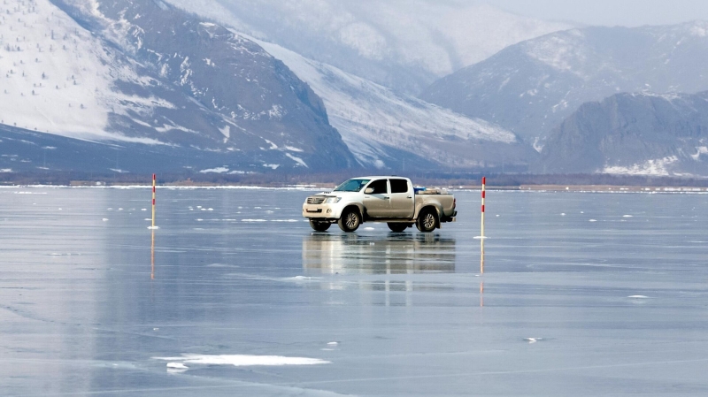 На Байкале открыли "ледовую дорогу" на остров Ольхон