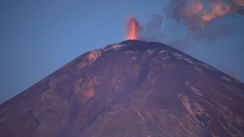 На Камчатке туристов попросили не приближаться к опасному вулкану