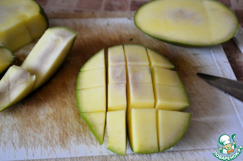 Постный салат с манго