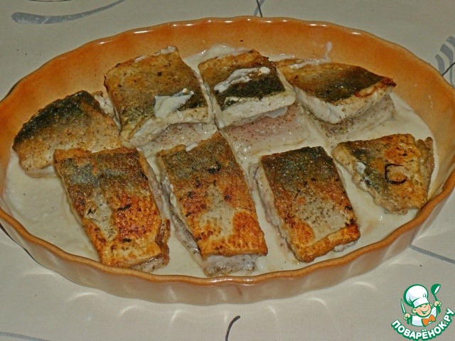 Рыба, запечённая с грибами и белым соусом