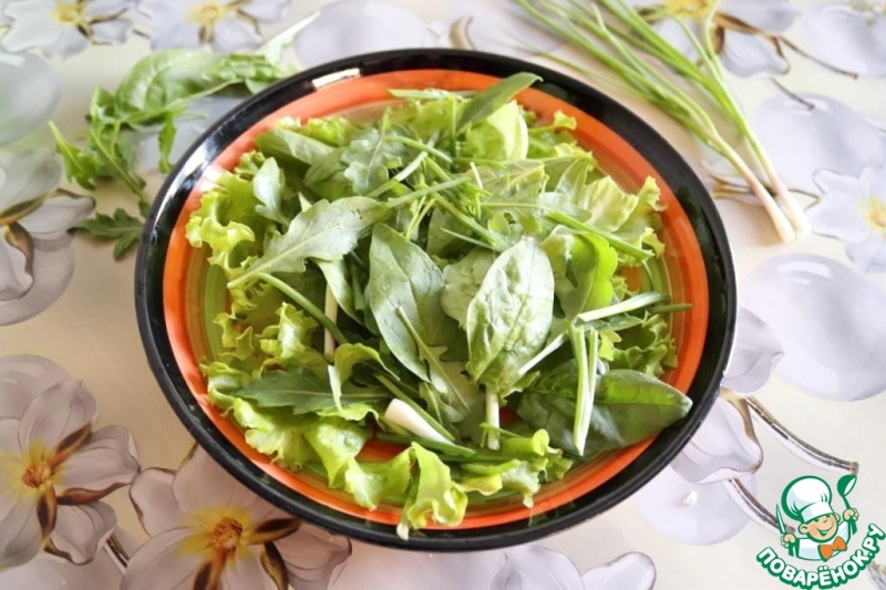 Зелёный салат с индейкой и жимолостью