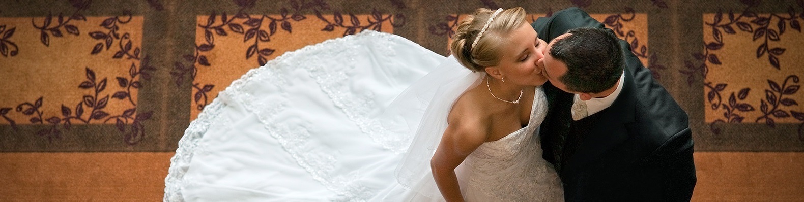 Параметры выбора термобелья Молодожены целуются