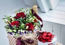 Цветы в подарок: удобно, красиво, традиционно