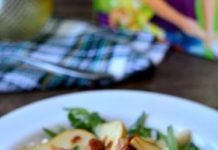 Как приготовить салат с куриным филе и грушами?