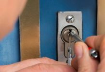 Как происходит вскрытие замка двери?