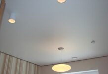 Преимущества сатиновых натяжных потолков