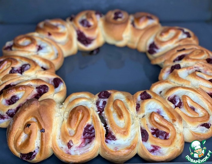 Булочки с заварным кремом и вишней