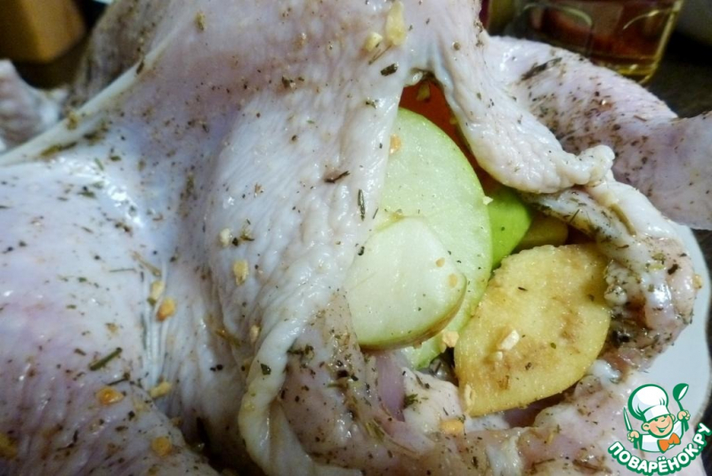 Сочная запечённая курица с айвой и яблоками