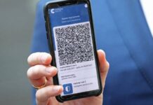 Госдума приняла закон о предъявлении QR-кодов в общественных местах и магазинах