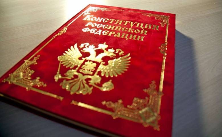 
Как и когда было принято решение праздновать 12 декабря в России                
