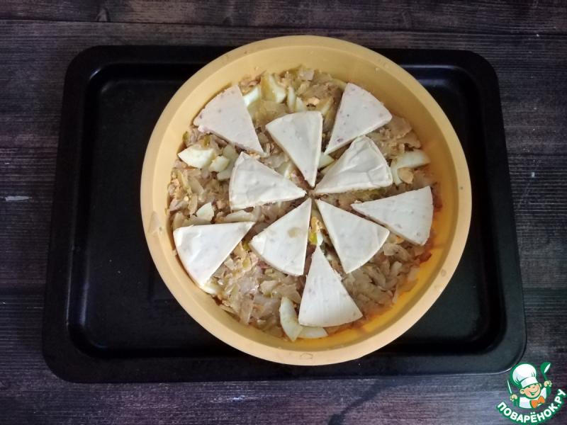 Капустный пирог с сыром и яйцом
