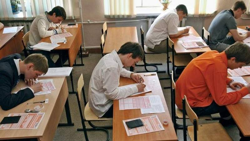 
Официально утверждено расписание ЕГЭ и ОГЭ в 2022 году                
