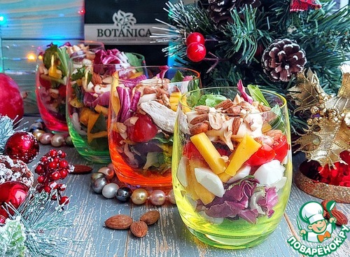 Салат с курицей, манго и миндалём