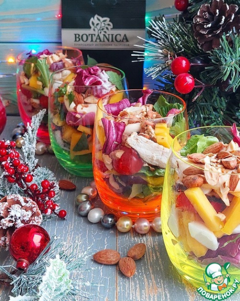 Салат с курицей, манго и миндалём