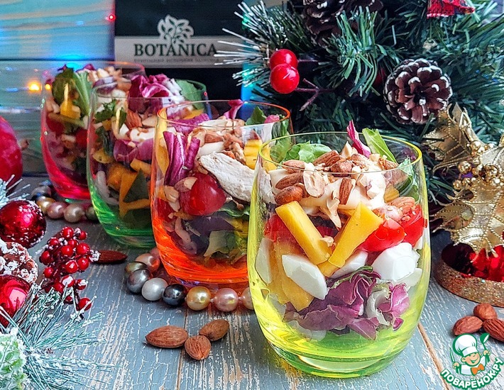 Салат с курицей, манго и миндалём