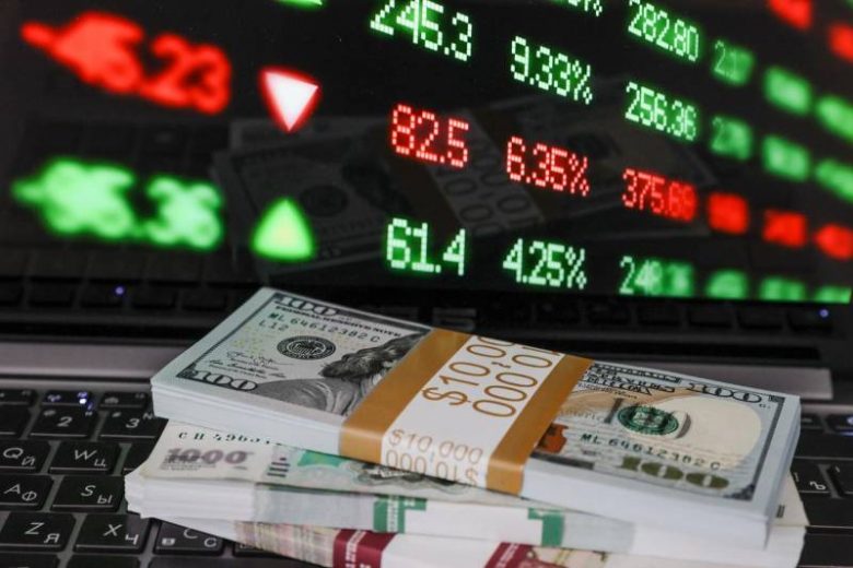 
Санкции США против России могут повлиять на оборот валюты в стране, спрогнозировали в Bloomberg                