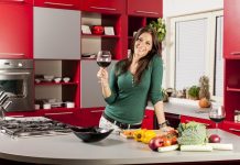 Кухни на заказ : почему они выгоднее магазинных вариантов?