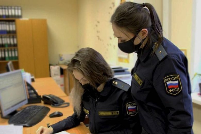 
Приставов обяжут в 2022 году оставлять на счетах граждан деньги в размере прожиточного минимума                 