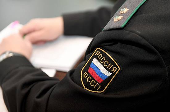 
Приставов обяжут в 2022 году оставлять на счетах граждан деньги в размере прожиточного минимума                 