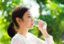 «Привычки здоровья» китайцев: зачем они пьют горячую воду