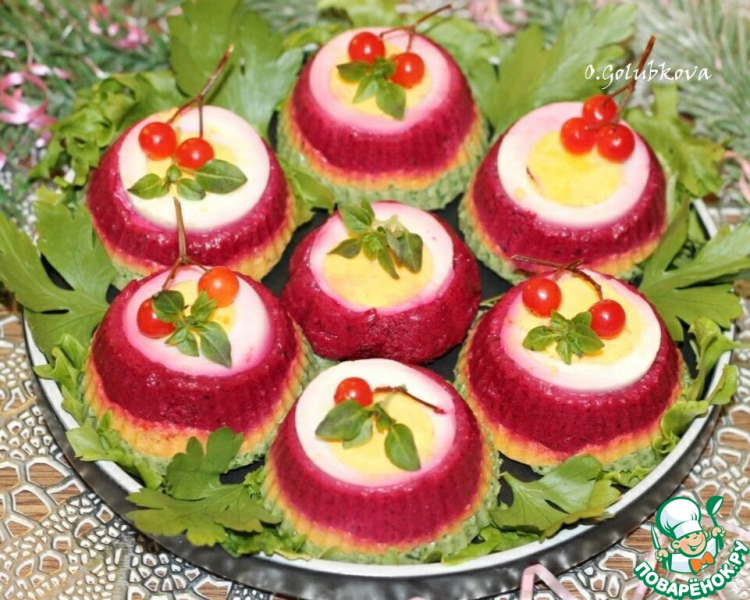 Разноцветная закуска из селедки и овощей