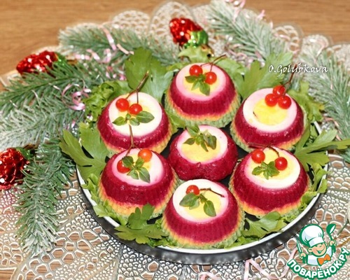 Разноцветная закуска из селедки и овощей