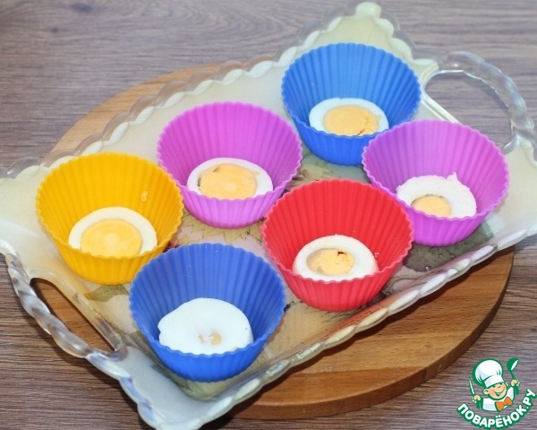 Разноцветная закуска из селедки и овощей