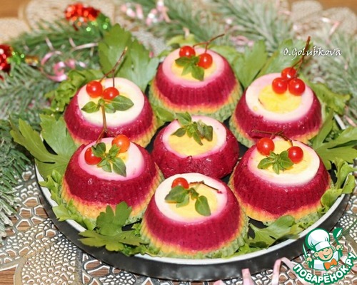 Разноцветная закуска из селедки и овощей