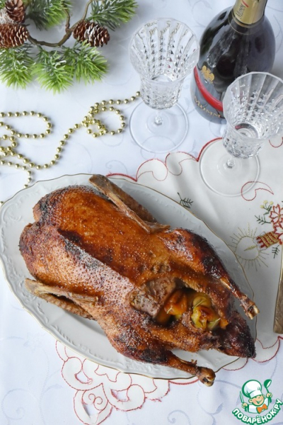 Утка с яблоками и курагой