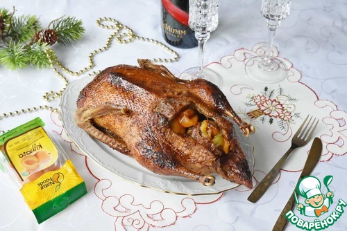 Утка с яблоками и курагой