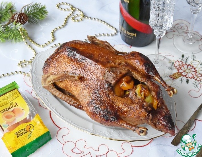 Утка с яблоками и курагой