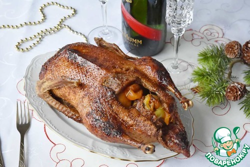 Утка с яблоками и курагой