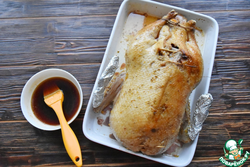 Утка с яблоками и курагой