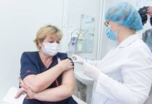 Как россиянам бесплатно сделать прививку в частной поликлинике