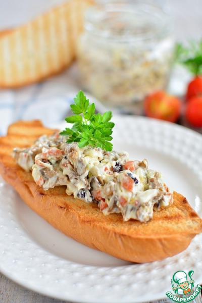 Намазка с грибами, изюмом и фисташками