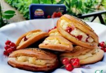 Сочни с творожным сыром и смородиной