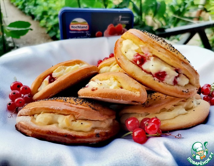 Сочни с творожным сыром и смородиной