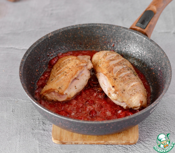 Утиная грудка с луком и клюквой