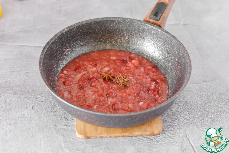 Утиная грудка с луком и клюквой