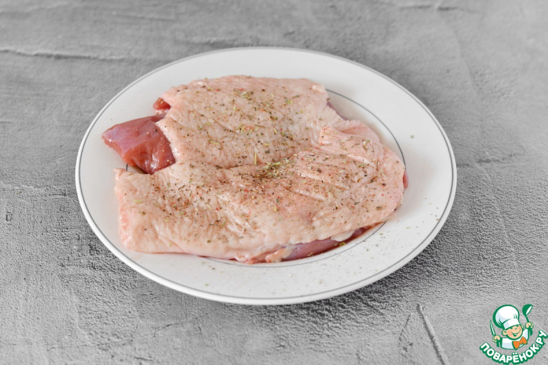 Утиная грудка с луком и клюквой