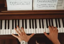 Как обучится игре на фортепиано