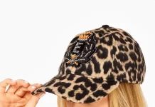 Женские кепки Karl Lagerfeld: необычный головной убор