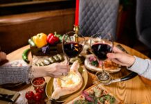 Советы по выбору алкогольных напитков для праздничного стола: от классических вариантов до необычных сочетаний
