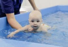 Грудничковое плавание: польза, возраст начала занятий и советы для домашних тренировок