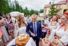Каравай на свадьбе: слова напутствия